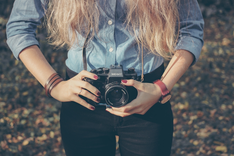 photographe-SOLLIES VILLE-min_hand-person-girl-woman-camera-photography-614-pxhere.com